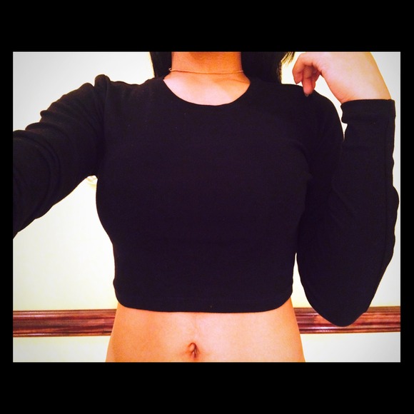 black long sleeve crop top