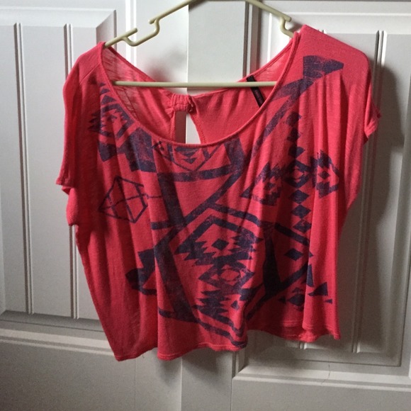 Semi-crop, hot pink top