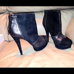 SOLD 🔴 BCBG leather ankle boots black metallic