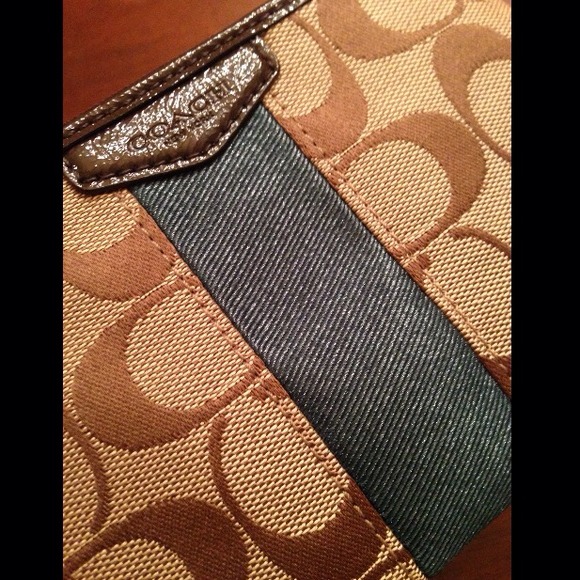 💟Coach Small Wristlet khaki/racing green💟 - Picture 2 of 4