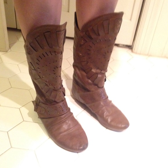 Bullboxer/Journeys brown boot, VERY cute, comfy