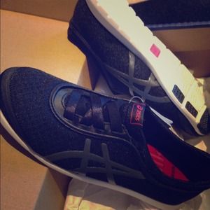 Women's walking shoes