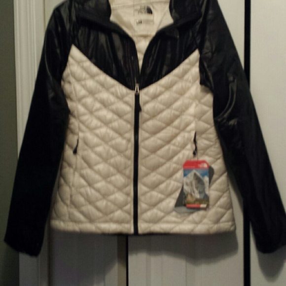 Ladies NWT North Face Thermoball jacket/coat