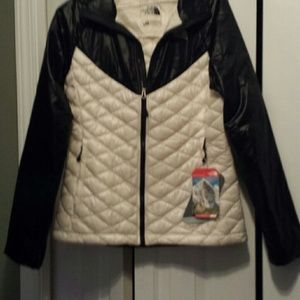 Ladies NWT North Face Thermoball jacket/coat