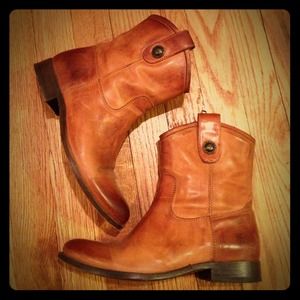 Size 6 Frye Melissa button boots!