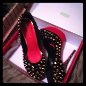 Show stopping spiked pumps