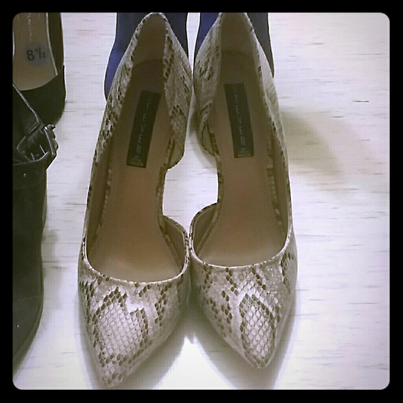 *SOLD* Snake skin pumps