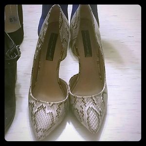 *SOLD* Snake skin pumps