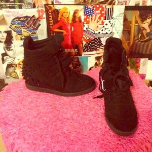 Women's sneaker heel size 7/8