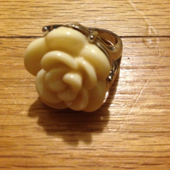 Cream flower ring