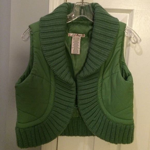 Cropped puffy vest in green - Picture 1 of 4