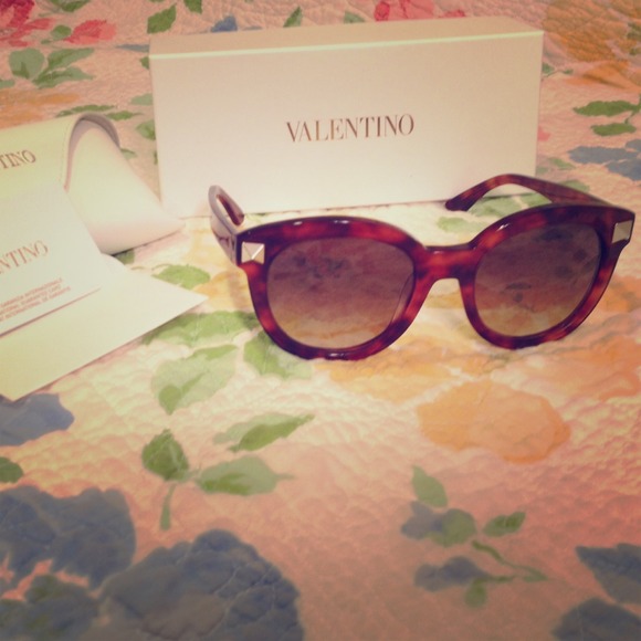 Authentic Valentino rockstud round glasses!!