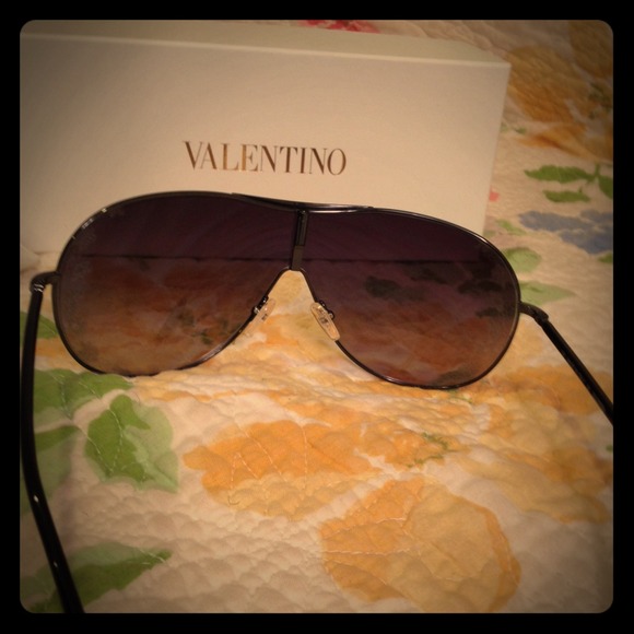 Valentino Floral sunglasses!! 👓🎉🚨👓👓