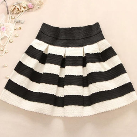 Black and white a line striped skirt ❤️