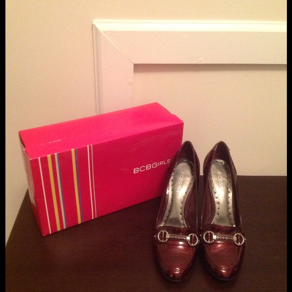 BCBG TUMBLED PEARL PATENT SHOES