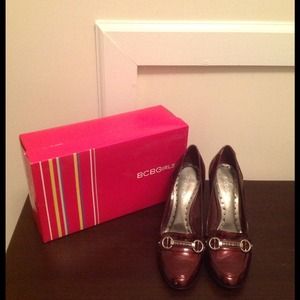 BCBG TUMBLED PEARL PATENT SHOES