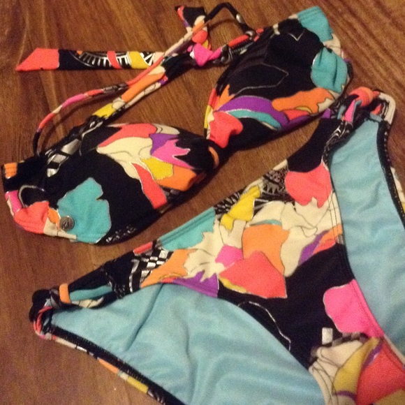 Volcom Japan bikini size S - Picture 1 of 3