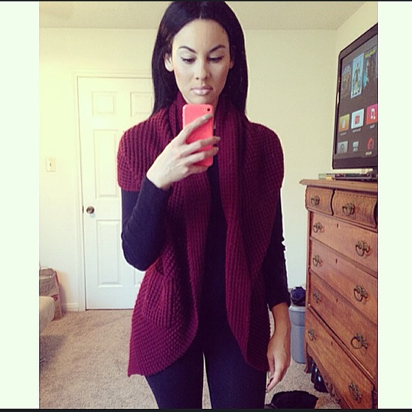 ❄️Maroon Blouse❄️ -Black&White Boutique