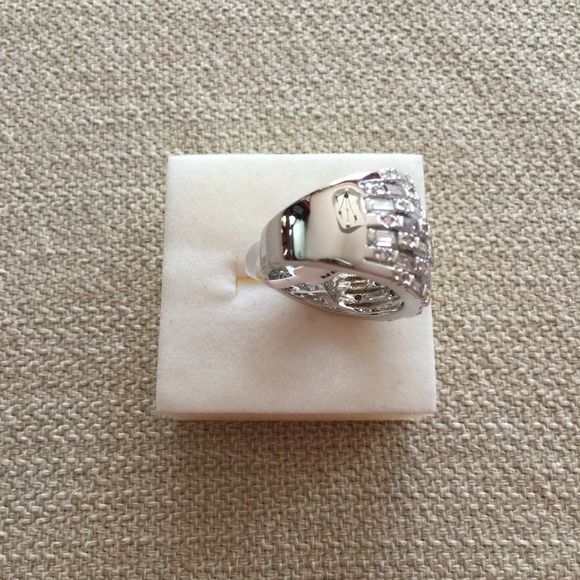 🆕 9.0ct Exquisite Domed Cocktail Ring - Picture 2 of 4