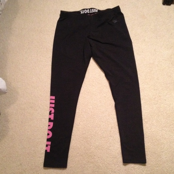 Black Nike leggings