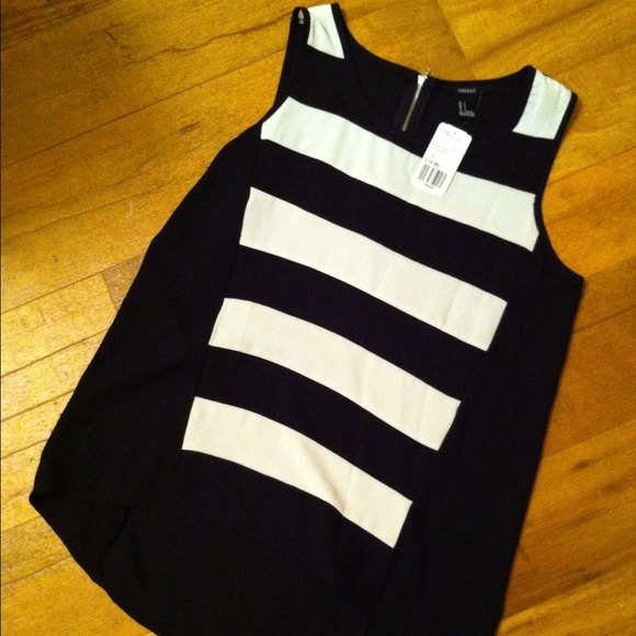Black & white sleeveless  top.