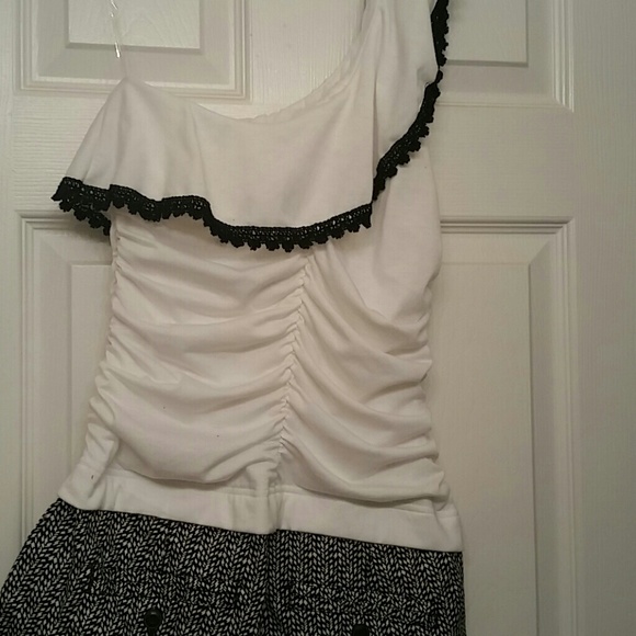 SOLD Black and White One Shoulder Romper - Picture 4 of 4