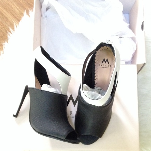 Semi-Covered shoes/ Black & white Completely new!