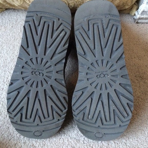 SOLD Classic UGGS in Grey Shearling SOLD - Picture 3 of 4