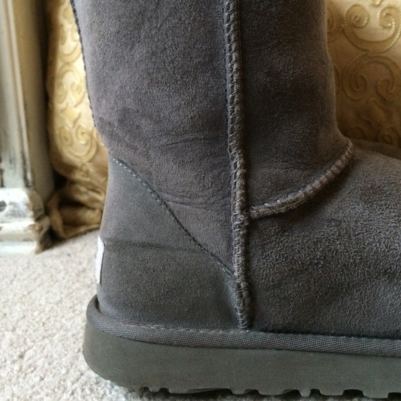 SOLD Classic UGGS in Grey Shearling SOLD - Picture 4 of 4