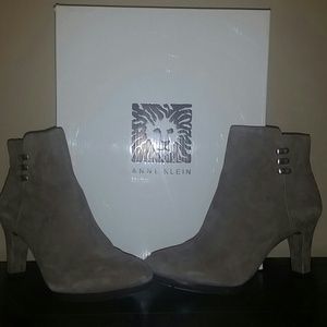 NWT AK Anne Klein Women's Sondra Suede Boot, Taupe