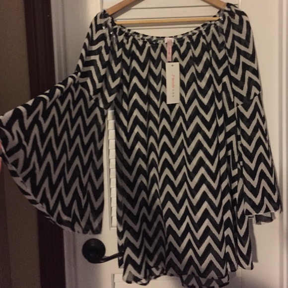 SOLD💥PRICE DROP💥BRAND NEW J Mode Chevron TOP!!!