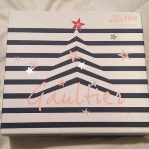 Never been sprayed perfume set