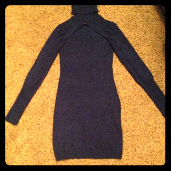 Turtle neck dress with a chest slit