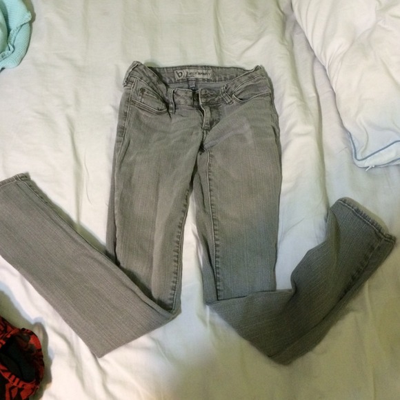 Grey skinny jeans.