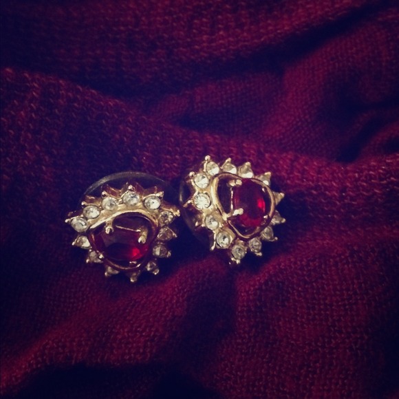 Gold, garnet & Diamond studs.