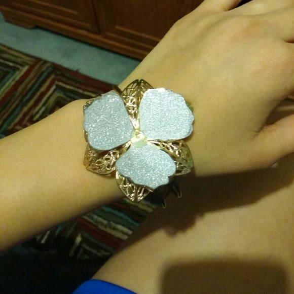 Super cute flower bracelet