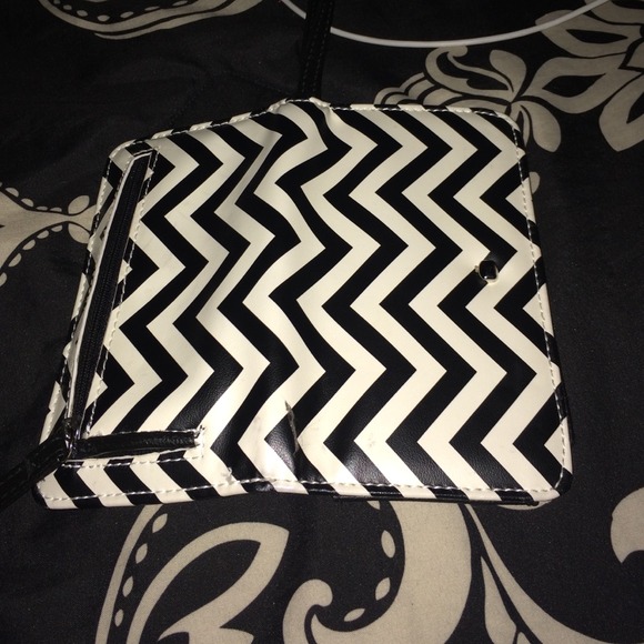 Chevron Wristlet - Picture 3 of 4