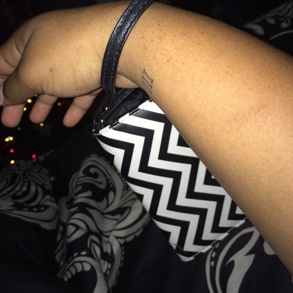 Chevron Wristlet - Picture 4 of 4