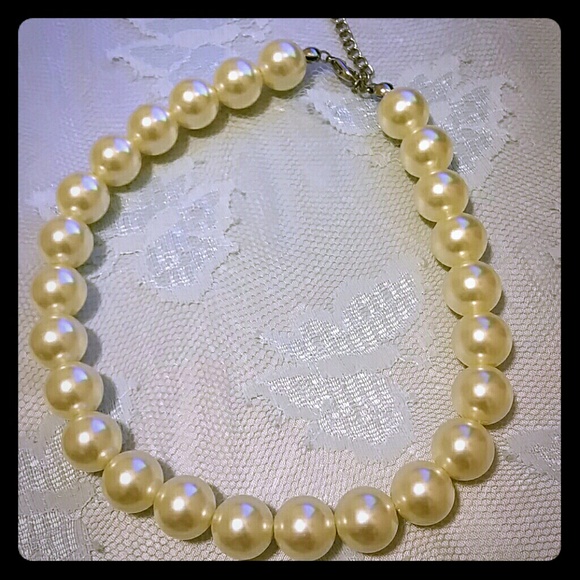 Pearl chocker