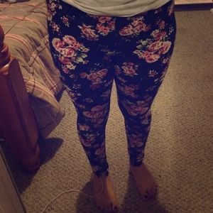 Floral leggings from Pacsun 😊