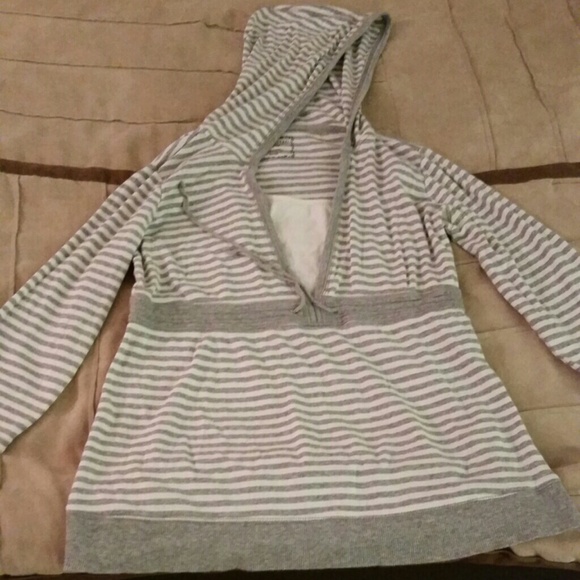 Hooded nursing shirt