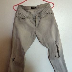Gray Levi's skinny jeans