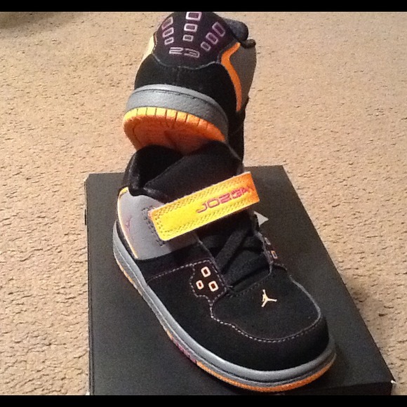 🚫🚫🚫SOLD🚫🚫🚫Toddler Jordan Sneaker - Picture 2 of 4