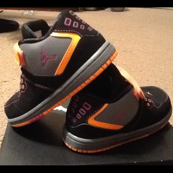 🚫🚫🚫SOLD🚫🚫🚫Toddler Jordan Sneaker - Picture 3 of 4