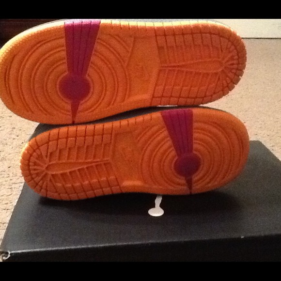 🚫🚫🚫SOLD🚫🚫🚫Toddler Jordan Sneaker - Picture 4 of 4