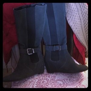 Fashionable boots willing to bargain