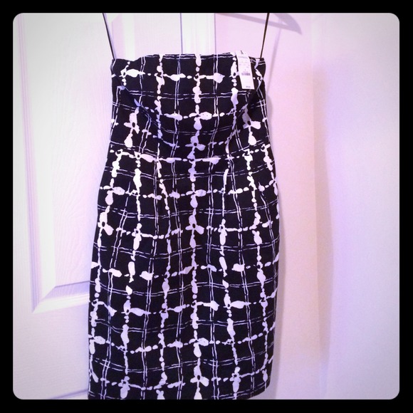Express b/w sleevless dress w/pockets. Size4.