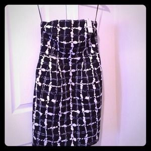 Express b/w sleevless dress w/pockets. Size4.