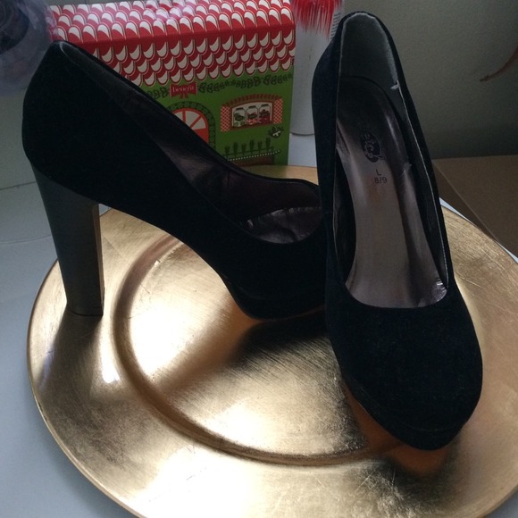 Heels - Picture 2 of 4