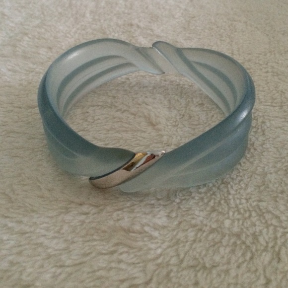 Plastic/acrylic bangle bracelet